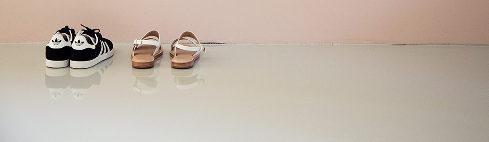 Grått epoxygulv i kjeller med sko. Foto: Nordiske Hjem