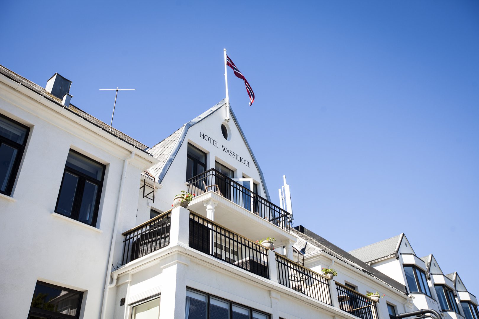 Fasade på hotell behandlet med hvit EG Cemcrete